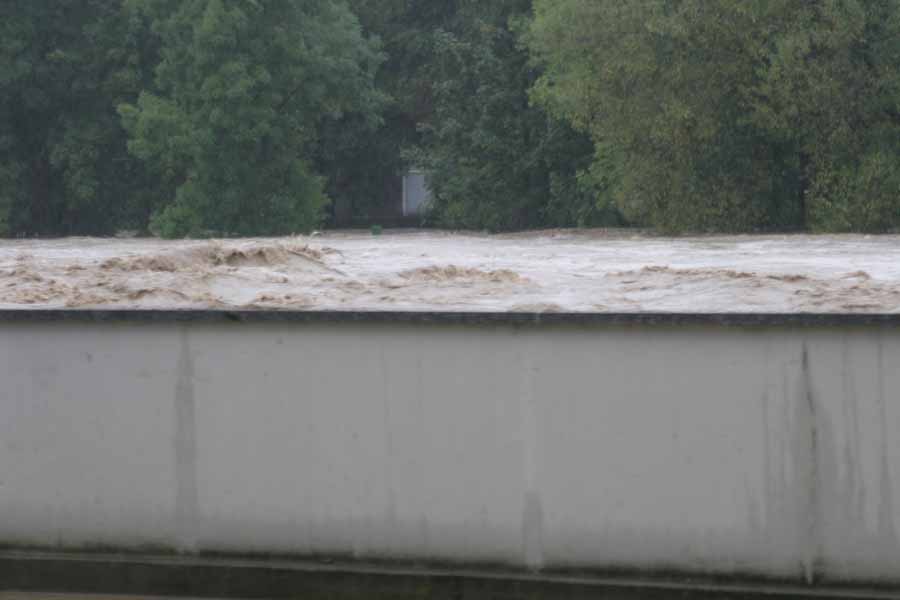 Hochwasser 22. und 23.August 2005 im Allgäu /  Neuer Hochwasserschutz in Kempten, kurz vor der Überflutung