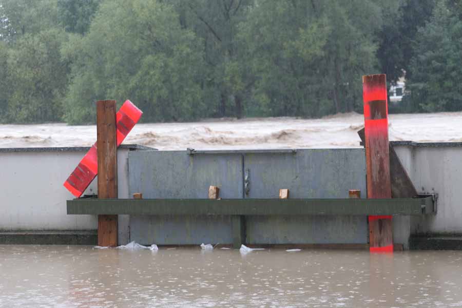 Hochwasser 22. und 23.August 2005 im Allgäu /  Neuer Hochwasserschutz in Kempten, kurz vor der Überflutung