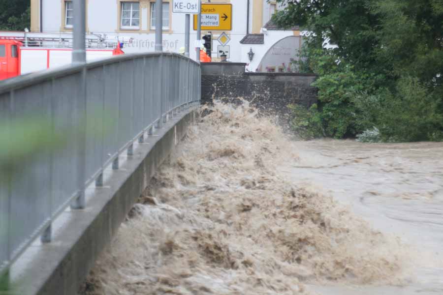Hochwasser 22. und 23.August 2005 im Allgäu / Illerbrücke für das Zentrum von Kempten