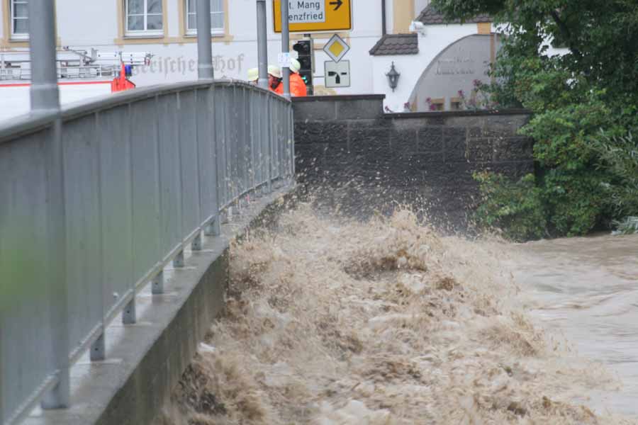 Hochwasser 22. und 23.August 2005 im Allgäu / Illerbrücke für das Zentrum von Kempten