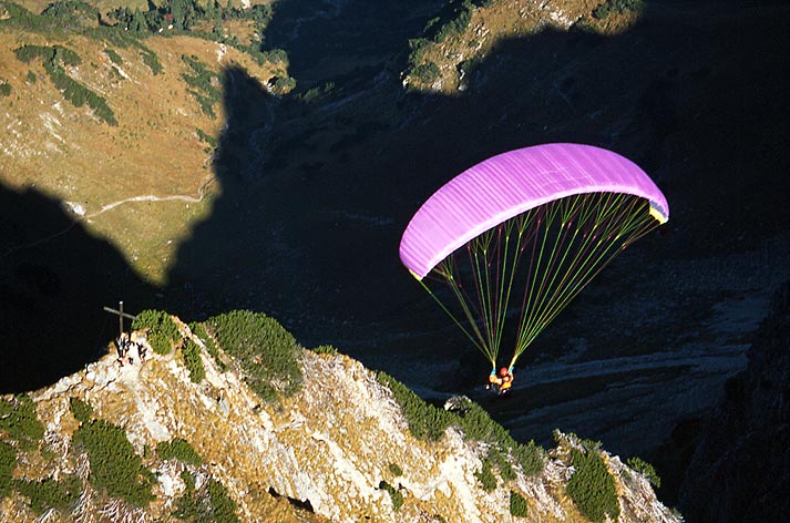 gleitschirmflieger_ueber_dem-gaissalphorn