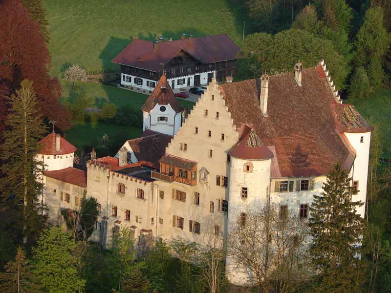 Schloss Syrgenstein - Mai 2007 - im Hintergrund das Blockhaus