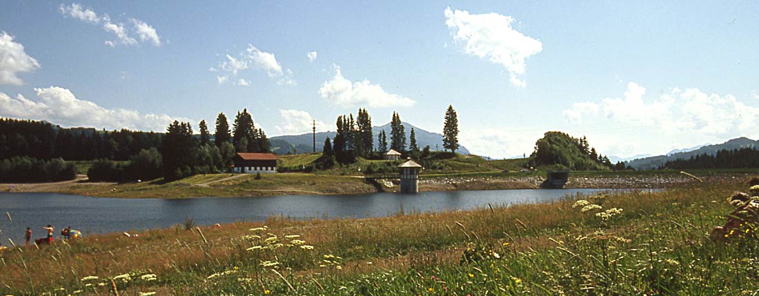 Rottachsee (Allgäu) / Badeplatz Moosbach mit Einlaufbauwerk und Grünten