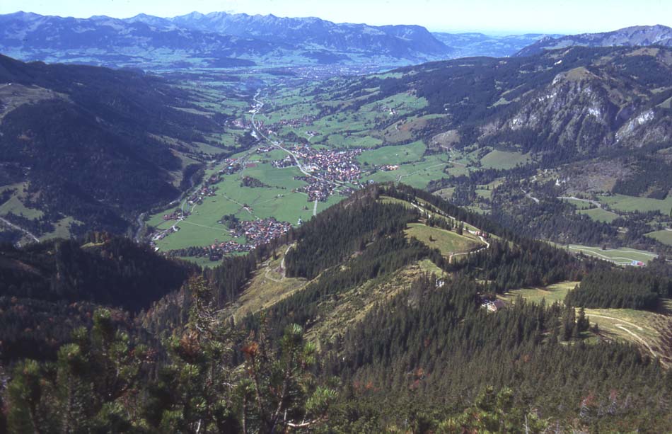 Sommer im Allgäu / Blick vom Iseler auf Bad Hindelang und die Hörner Kette