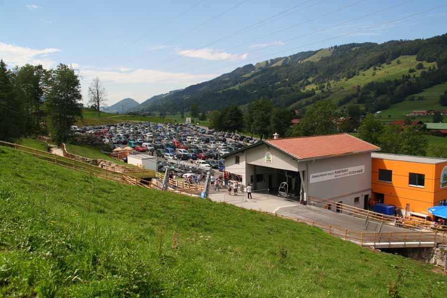 voller Parkplatz des Alpsee Coasters