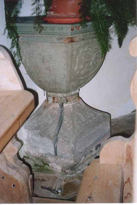 Helmut Schwank - Taufsteine und Schnitzwerke / Taufstein in der Pfarrkirche in Obermaiselstein