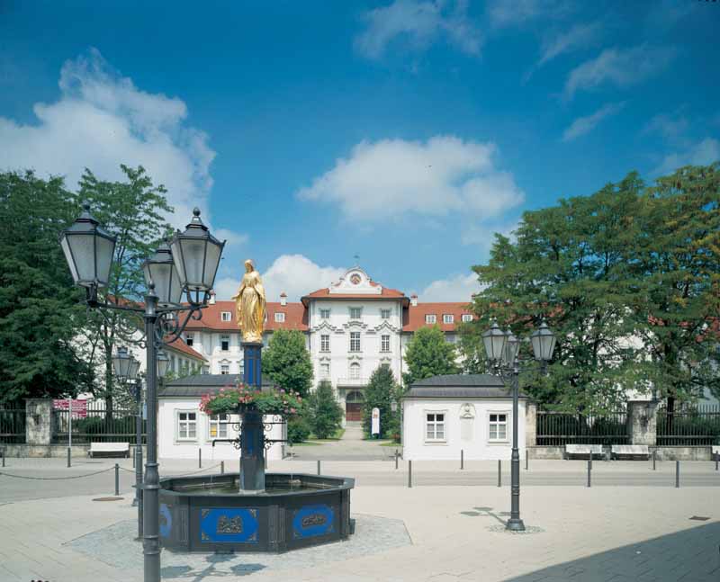 Schloss_mit_Marienbrunnen