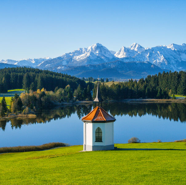 Hegratsrieder See und die Kapelle