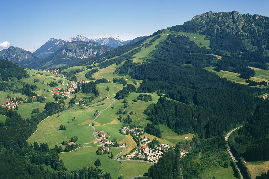 Sommer / Jungholz aus der Luft - re die Strasse zum Oberjoch