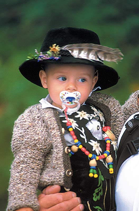 04-Junge in Tracht