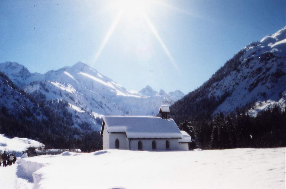 Winter in Oberstdorf / Die Kapelle St. Wendelin mit Blick auf den Linkerskopf
