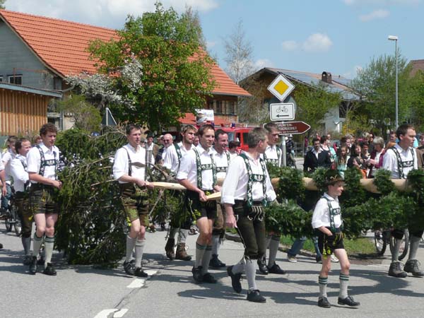 Maibaum Aufstellen_Rettenberg im Allgaeu