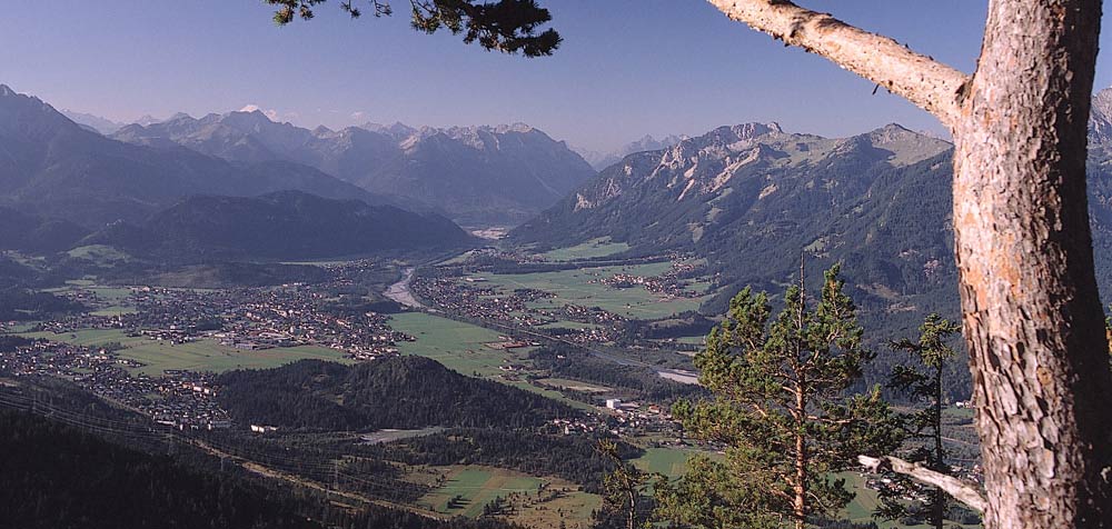 Panorama / Talkessel Reuttte im Frühherbst bei Föhn