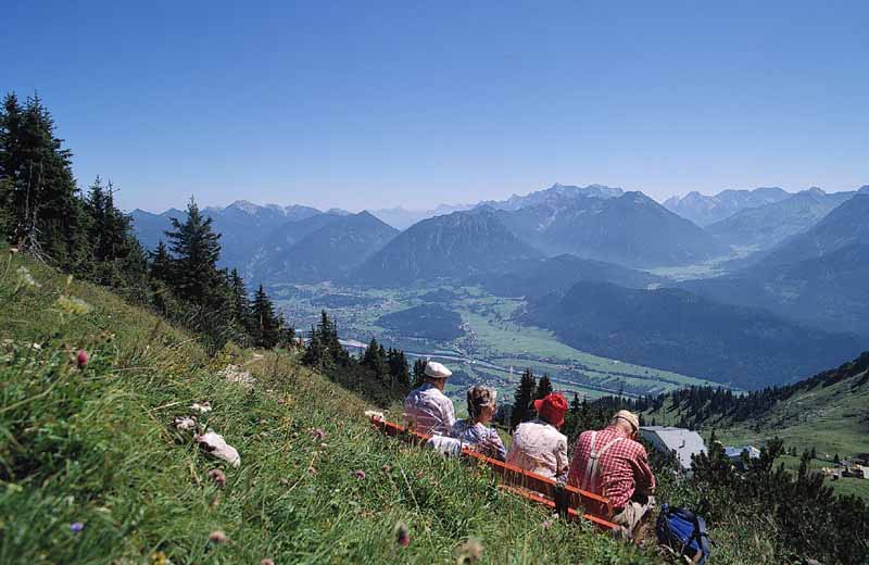 BergbahnWanderer mit Talblick