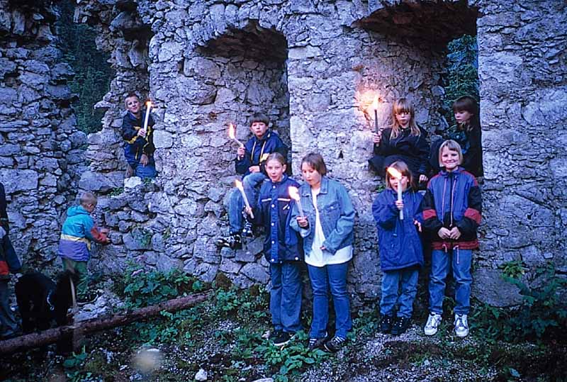 RuineErnbergKinder m. Fackeln