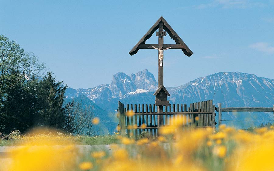 Marterl mit Aggenstein (Berg im Hintergrund)