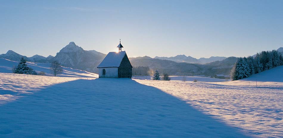 Tourismusgemeinschaft Südliches Allgäu / Winterlandschaft mit Aggenstein und Kapelle