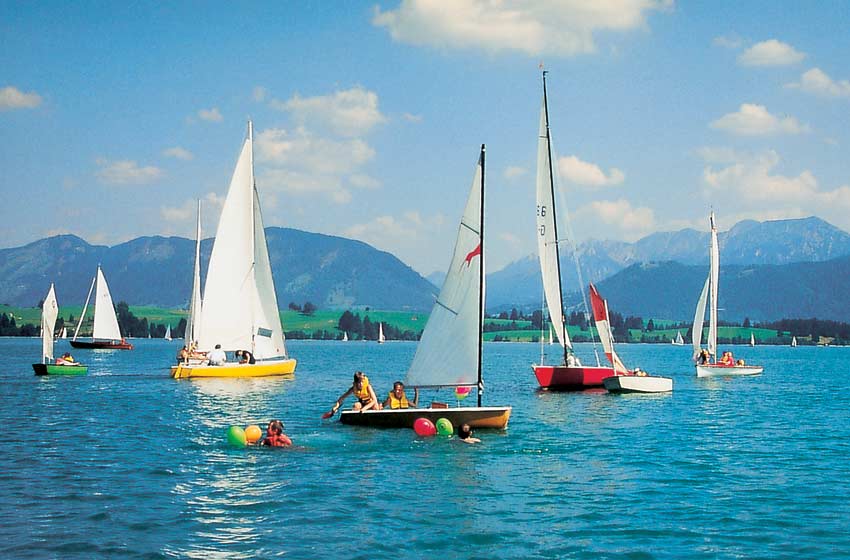 Segelboote auf dem Forggensee bei Rieden