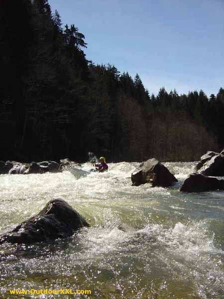 Canadier fahren auf der Breitach nahe Tiefenbach